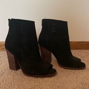 Gianni Bini peel toe suede heel